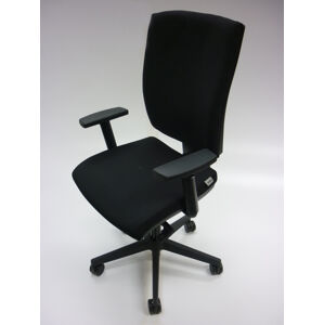 Ergonomická kancelářská židle na kolečkách RIM ANATOM AT 986 B – s područkami, černá